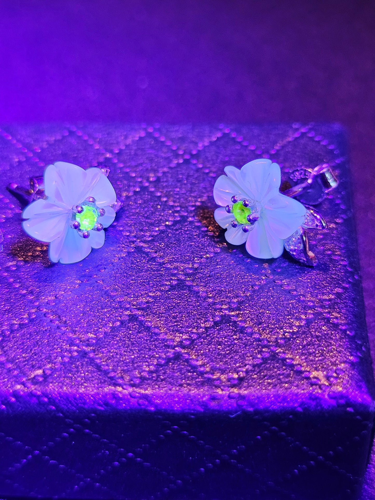 Boucles d'oreilles en verre d'uranium en argent sterling, motif floral avec pierres en verre d'uranium rose vintage, brille sous la lumière noire/UV