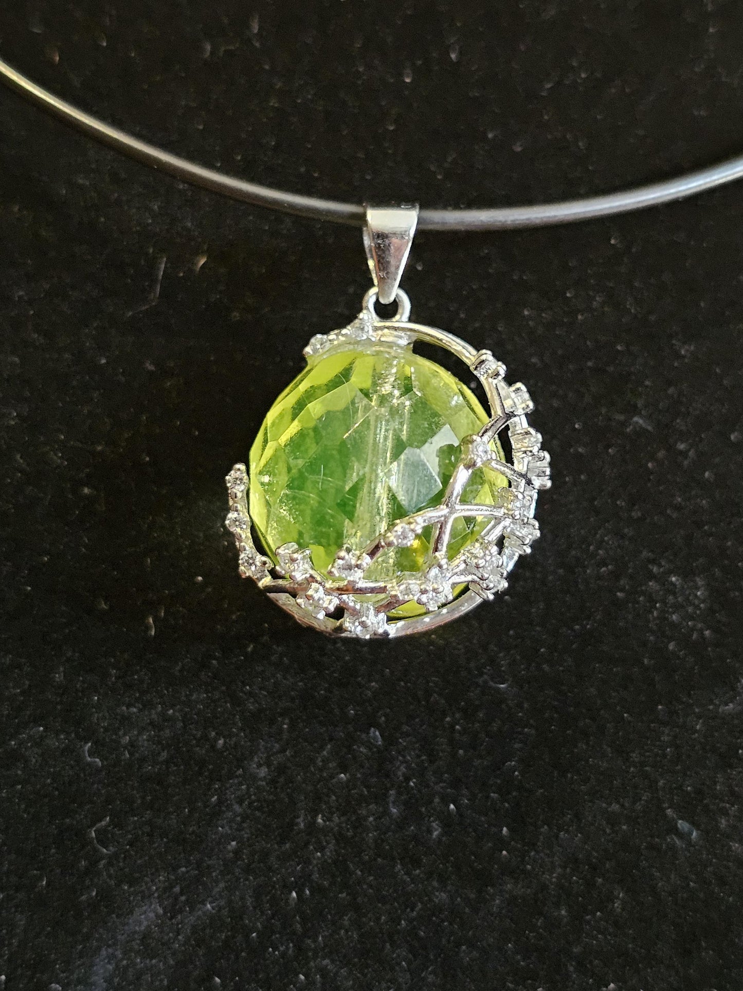 Pendentif en verre d'uranium en argent sterling neuf avec une énorme perle ronde en verre d'uranium tchécoslovaque de 16 mm qui brille sous la lumière noire / UV