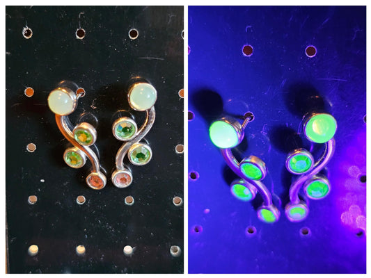 Boucles d'oreilles en verre d'uranium en argent sterling neuf avec des pierres de verre d'uranium à taille ronde vintage de différentes tailles qui brillent sous la lumière noire/UV