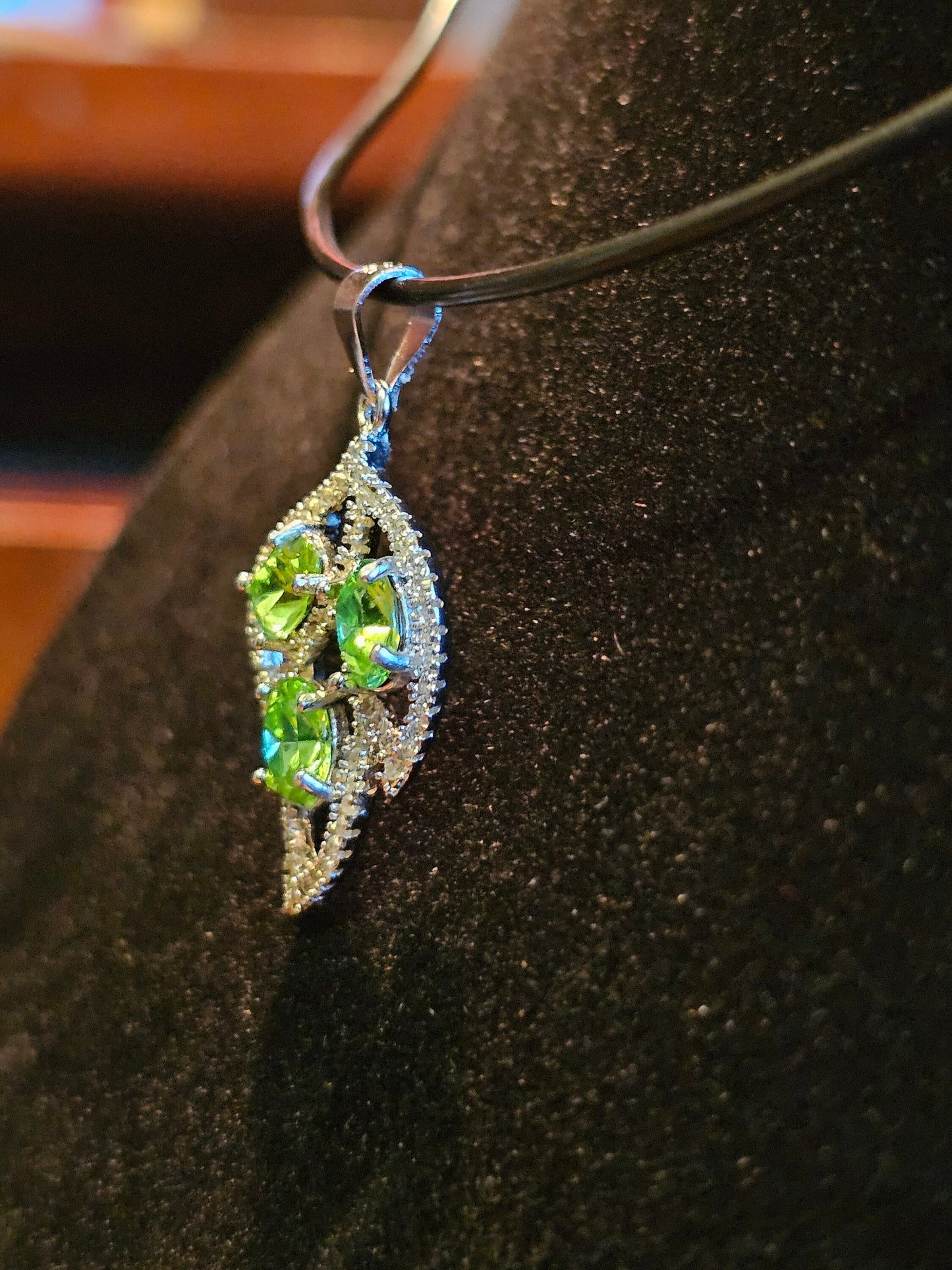 Pendentif en verre d'uranium neuf en argent sterling avec trois pierres en verre d'uranium vintage de taille ovale de 6 x 4 mm qui brillent sous la lumière noire / UV