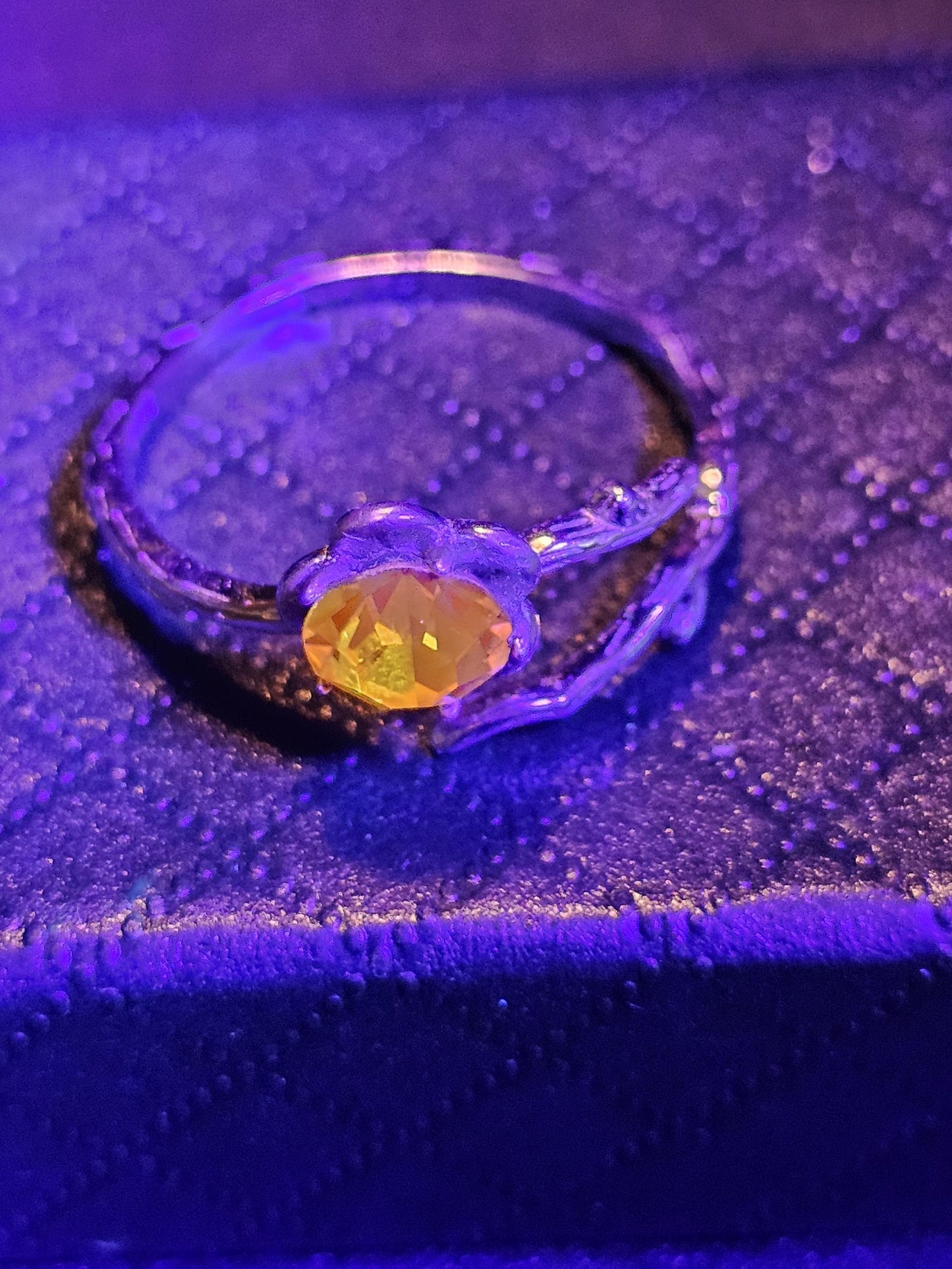 Bague en argent sterling ajustable en verre de cadmium de taille ronde avec pierre de verre de cadmium vintage de 6 mm qui brille sous la lumière noire / UV