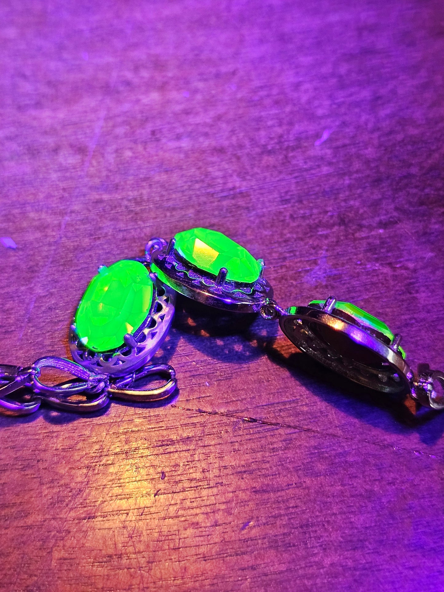 Bracelet en verre d'uranium neuf en argent sterling avec trois pierres ovales en verre d'uranium vintage de 14 x 10 mm qui brillent sous la lumière noire / UV