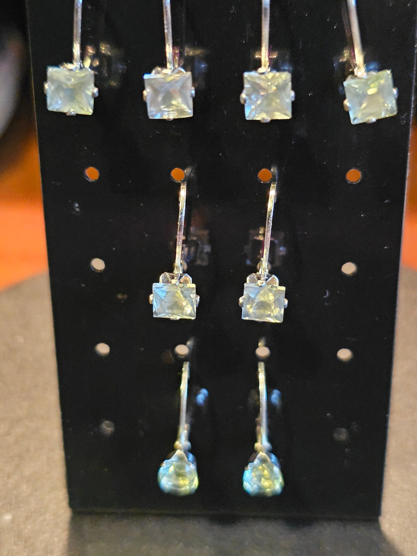 Boucles d'oreilles en verre d'uranium dans un nouveau style à levier en argent sterling avec des pierres de verre d'uranium recyclées vintage, qui brillent sous la lumière noire/UV