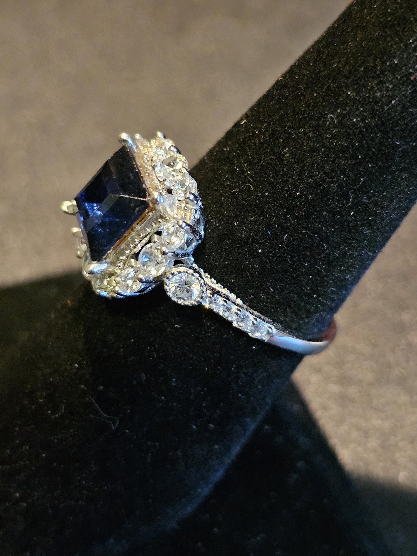 Bague en verre d'uranium taille princesse taille 6, 7, 8 en argent sterling de style halo avec une pierre de verre d'uranium bleu rare qui brille sous la lumière noire / UV