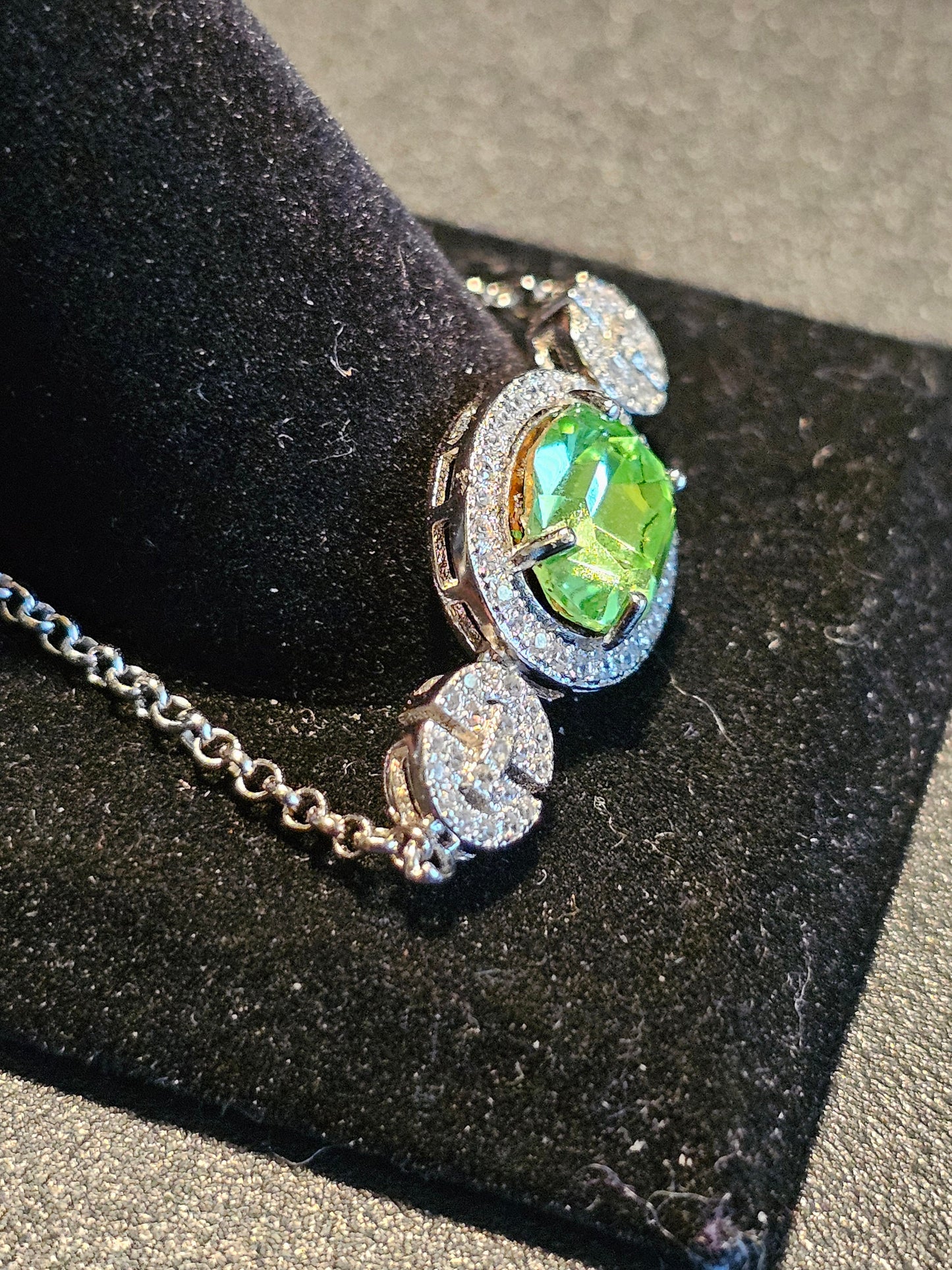 Bracelet en verre d'uranium neuf en argent sterling avec une pierre ovale en verre d'uranium vintage qui brille sous la lumière noire / UV