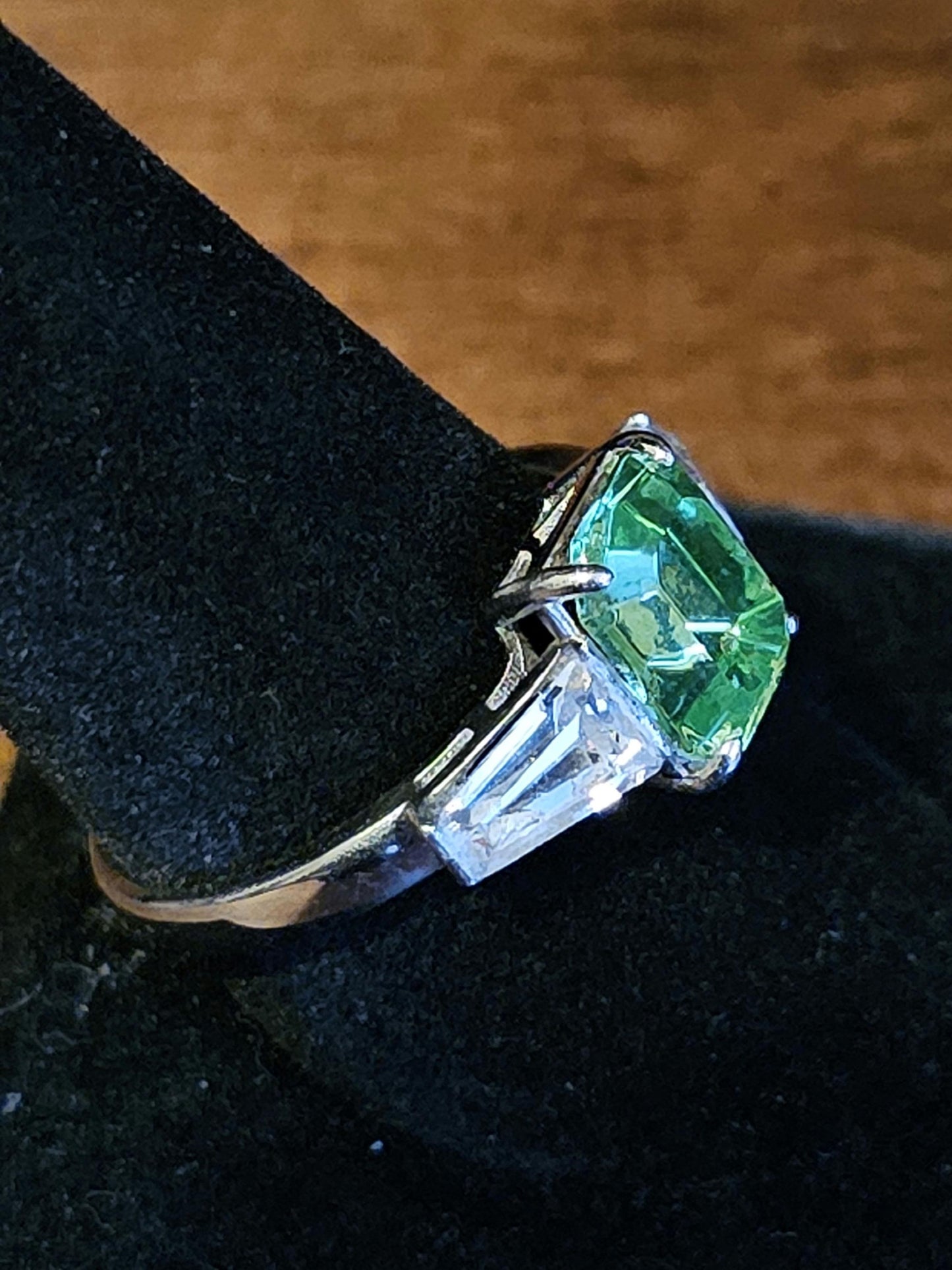 Ring aus Uranglas im Smaragdschliff, Größe 7 und 10,5, neues Sterlingsilber mit Vintage-Uranglassteinen, die unter Schwarzlicht/UV-Licht leuchten.