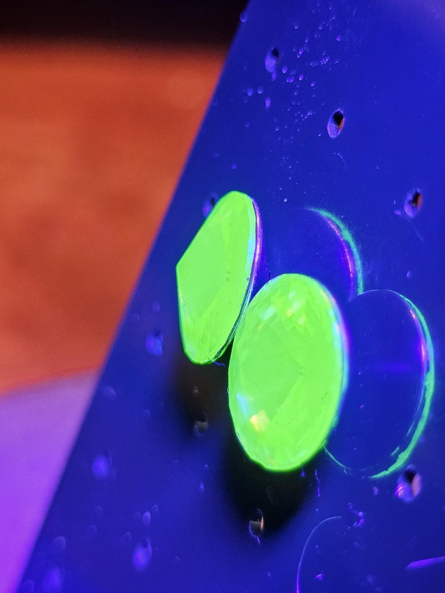 Boucles d'oreilles en verre d'uranium en argent sterling neuf avec pierres en verre d'uranium taille ronde Rivolis vintage de 12 mm, qui brillent sous la lumière noire/UV
