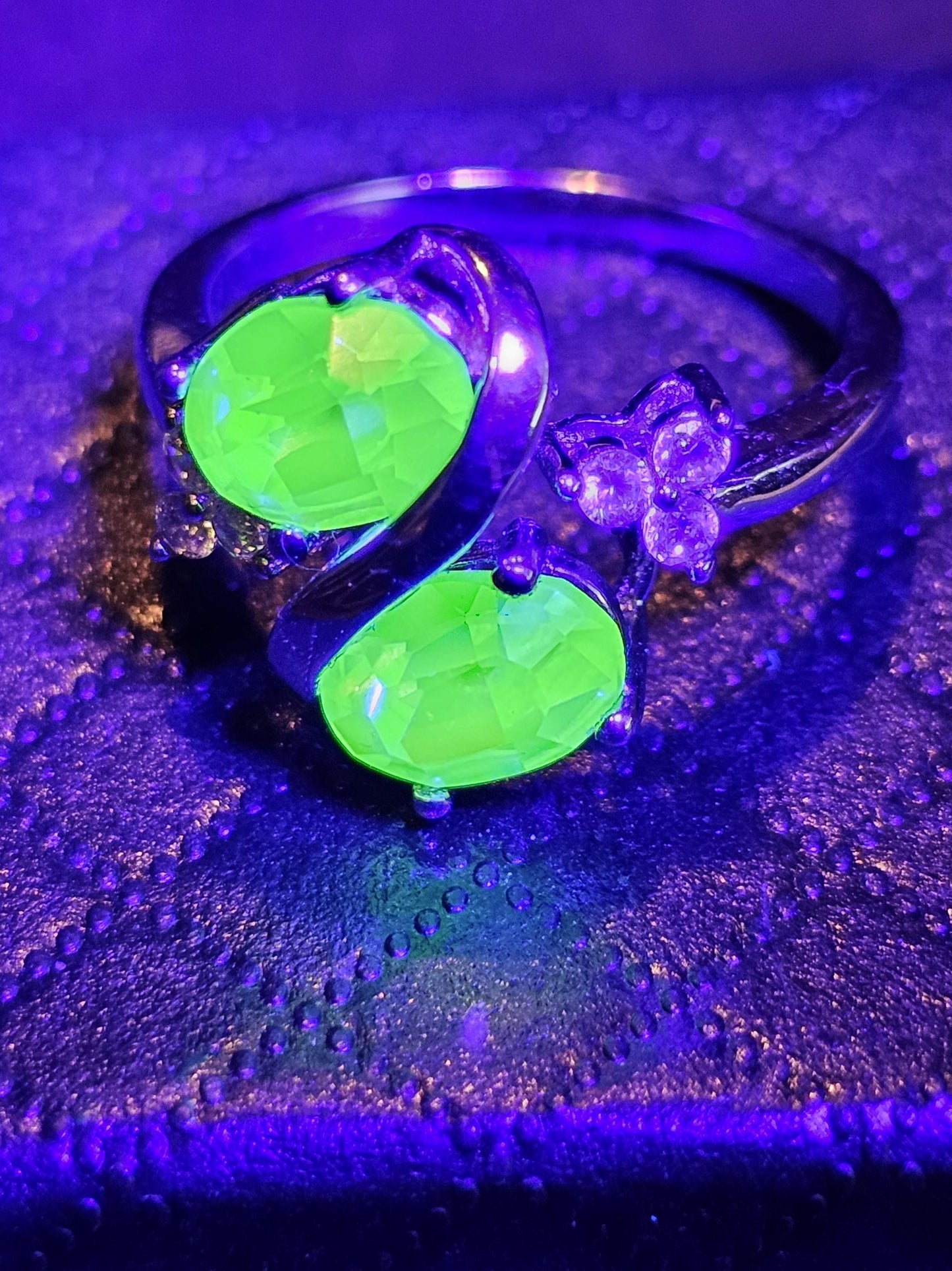Bague ovale en verre d'uranium taille 6, 7, 8 ou 9 en argent sterling neuf avec 2 pierres de verre d'uranium vintage de 8 x 6 mm qui brillent sous la lumière noire / UV