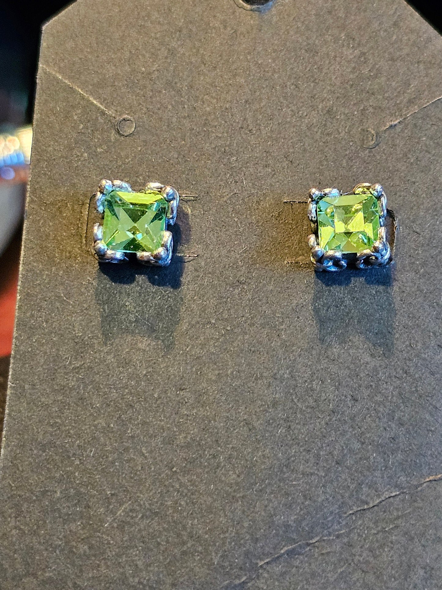 Boucles d'oreilles en verre d'uranium de style vintage en argent sterling neuf avec pierres en verre d'uranium taille princesse vintage, 6 mm brille sous la lumière noire/UV