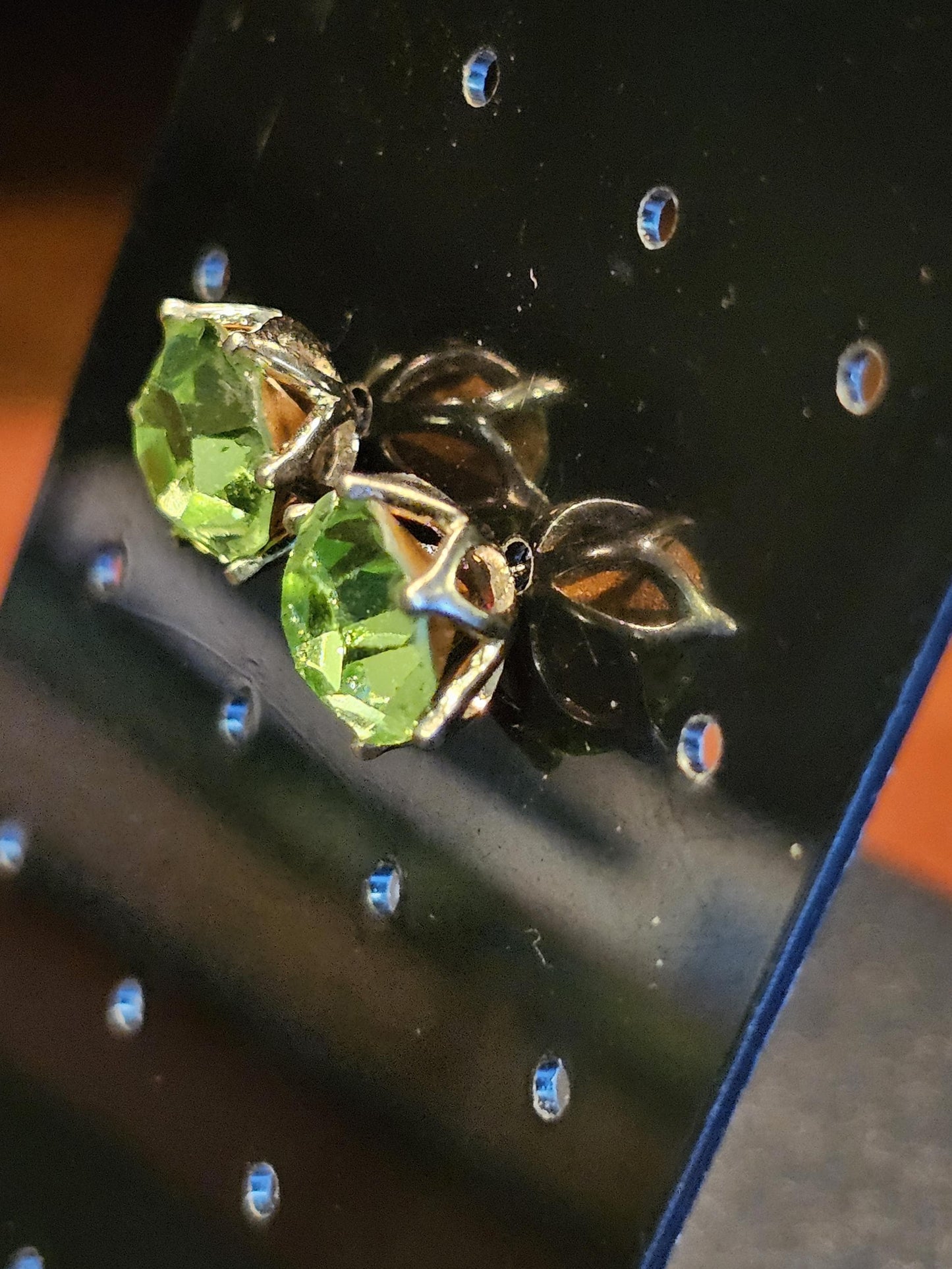Boucles d'oreilles en verre d'uranium en argent sterling de style Lotus avec pierres en verre d'uranium vintage de 8 mm à taille ronde, qui brillent sous la lumière noire/UV