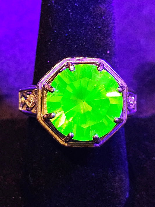 Bague ronde en verre d'uranium taille 6,5, 7, 7,5 en argent sterling neuf avec une grande pierre de verre d'uranium vintage qui brille sous la lumière noire / UV