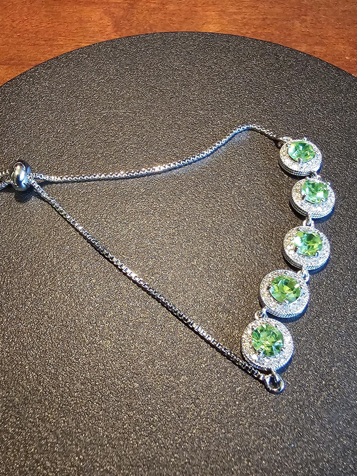 Bracelet en verre d'uranium neuf plaqué argent sterling avec cinq pierres rondes en verre d'uranium vintage de 6 mm qui brillent sous la lumière noire / UV.