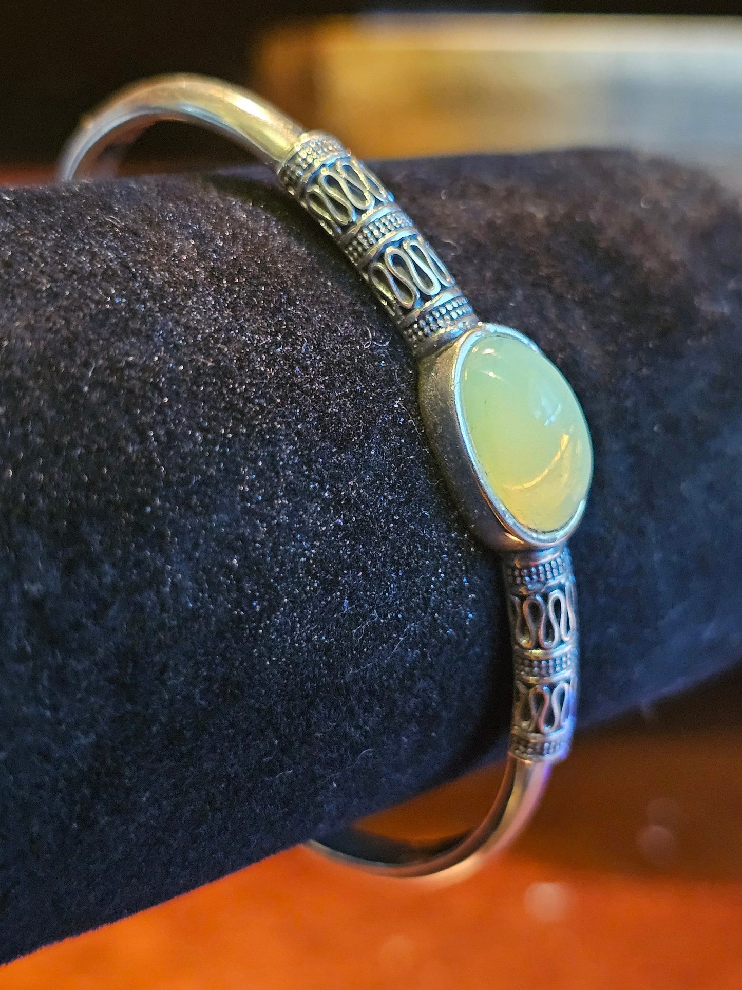 Bracelet en verre d'uranium en argent sterling massif neuf et avec une pierre ovale en verre d'uranium vintage 14x10 qui brille sous la lumière noire / UV