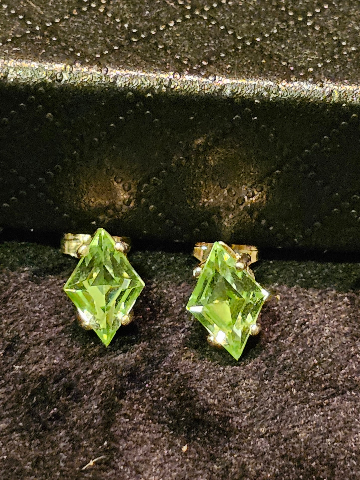 Boucles d'oreilles en verre d'uranium en argent sterling neuf avec pierres en verre d'uranium taille cerf-volant vintage, brille sous la lumière noire/UV