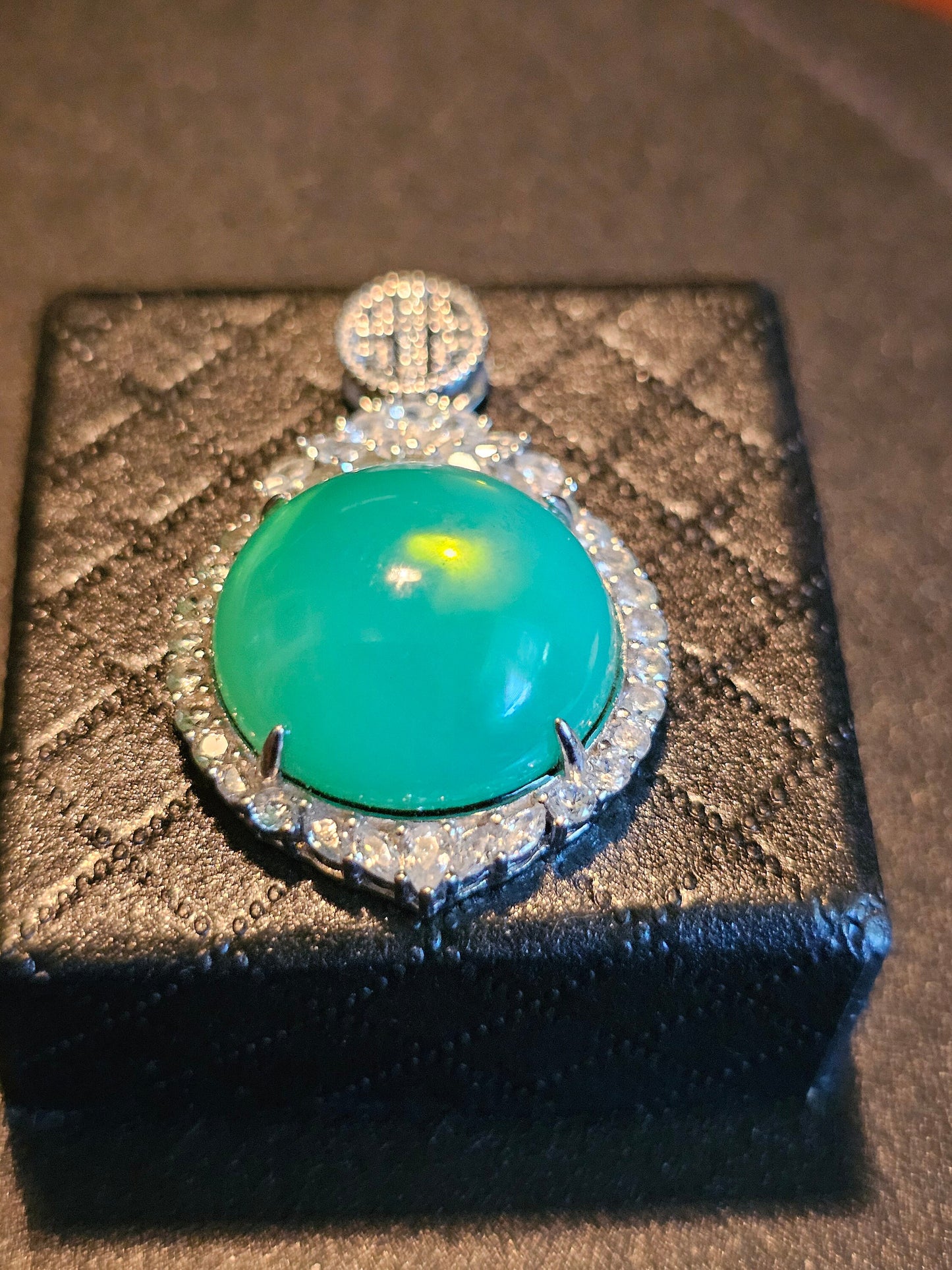 Pendentif en verre d'uranium neuf en argent sterling avec une grande pierre de verre d'uranium vintage de 18 mm à taille ronde cabochon qui brille sous la lumière noire / UV