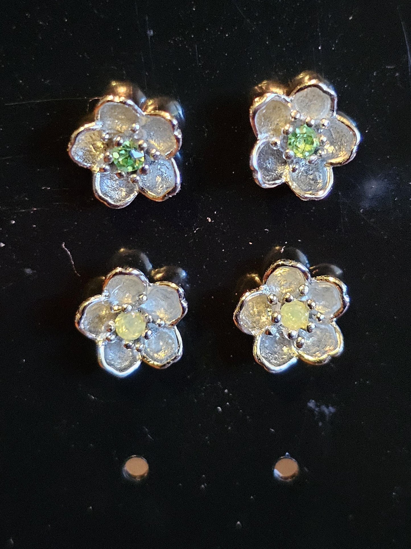 Boucles d'oreilles en verre d'uranium en argent sterling avec un nouveau design de fleur avec des pierres rondes en verre d'uranium jaune vintage de 2 mm qui brillent sous la lumière noire/UV
