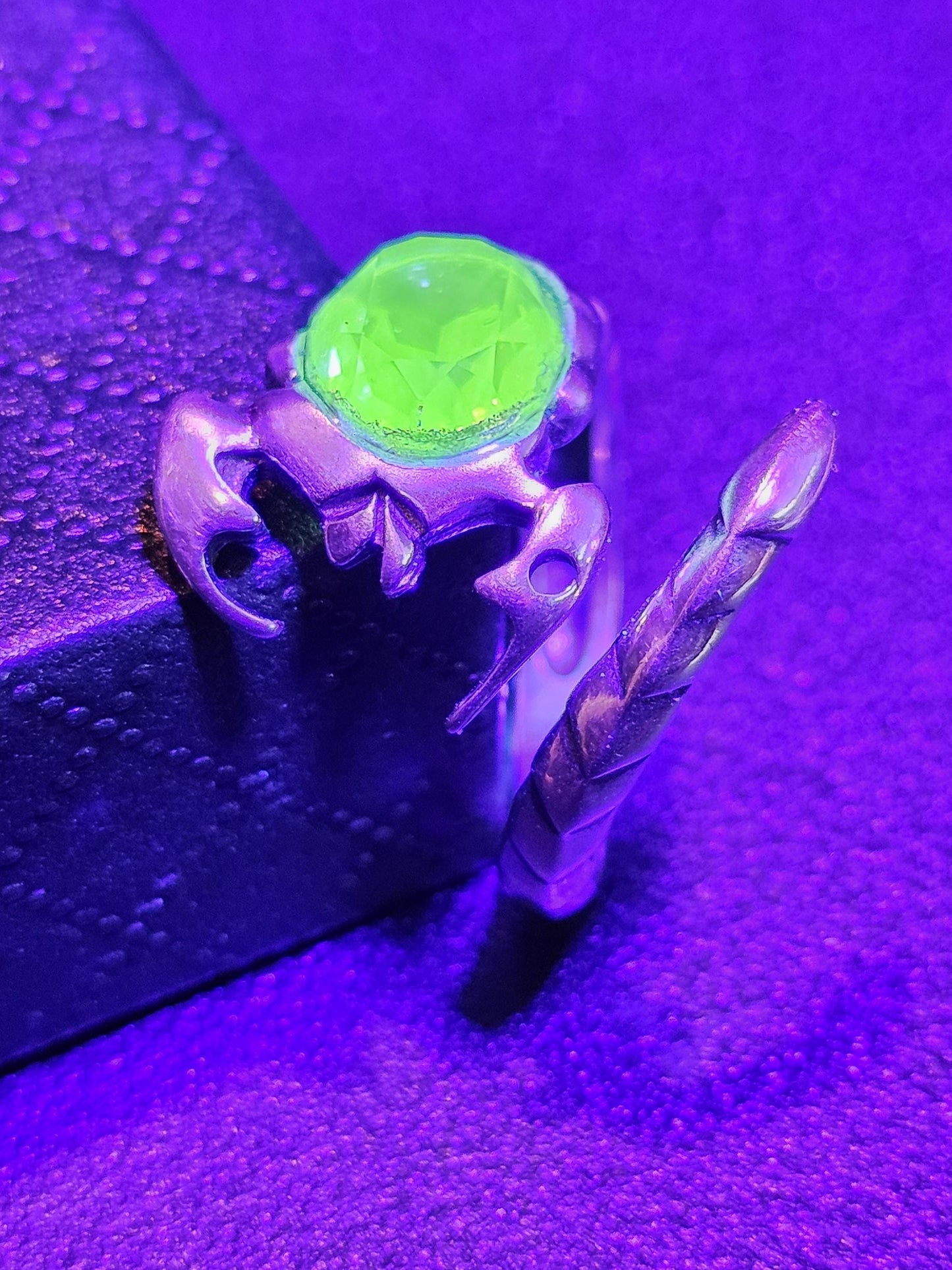 Uranglas-Skorpionring, verstellbar, aus neuem Sterlingsilber mit einem oval geschliffenen Uranglasstein im Vintage-Stil, der unter Schwarzlicht/UV-Licht leuchtet