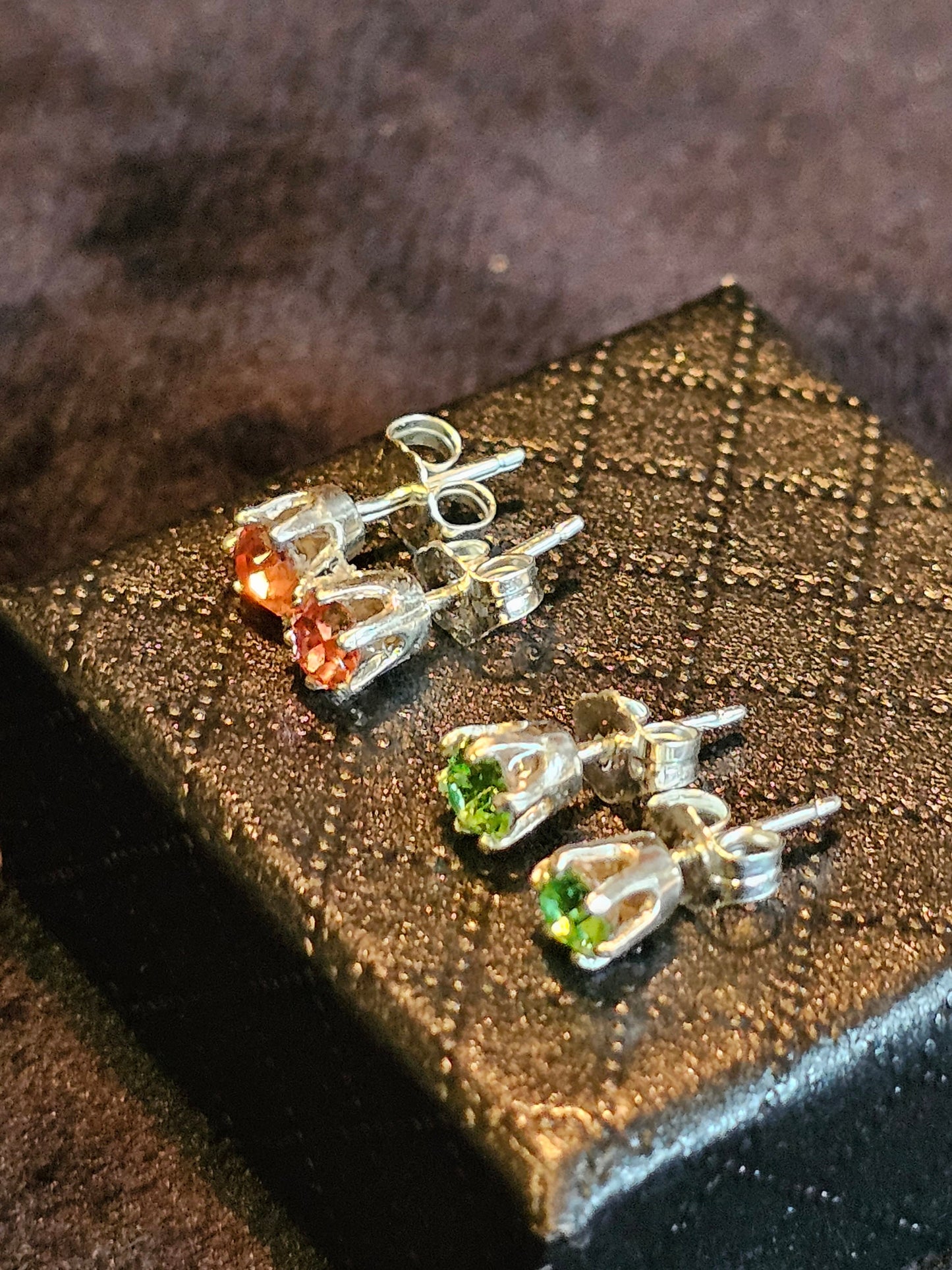 Boucles d'oreilles en verre d'uranium en argent sterling neuf avec des pierres en verre d'uranium vintage vert jaune ou rose rares, brillent sous la lumière noire/UV