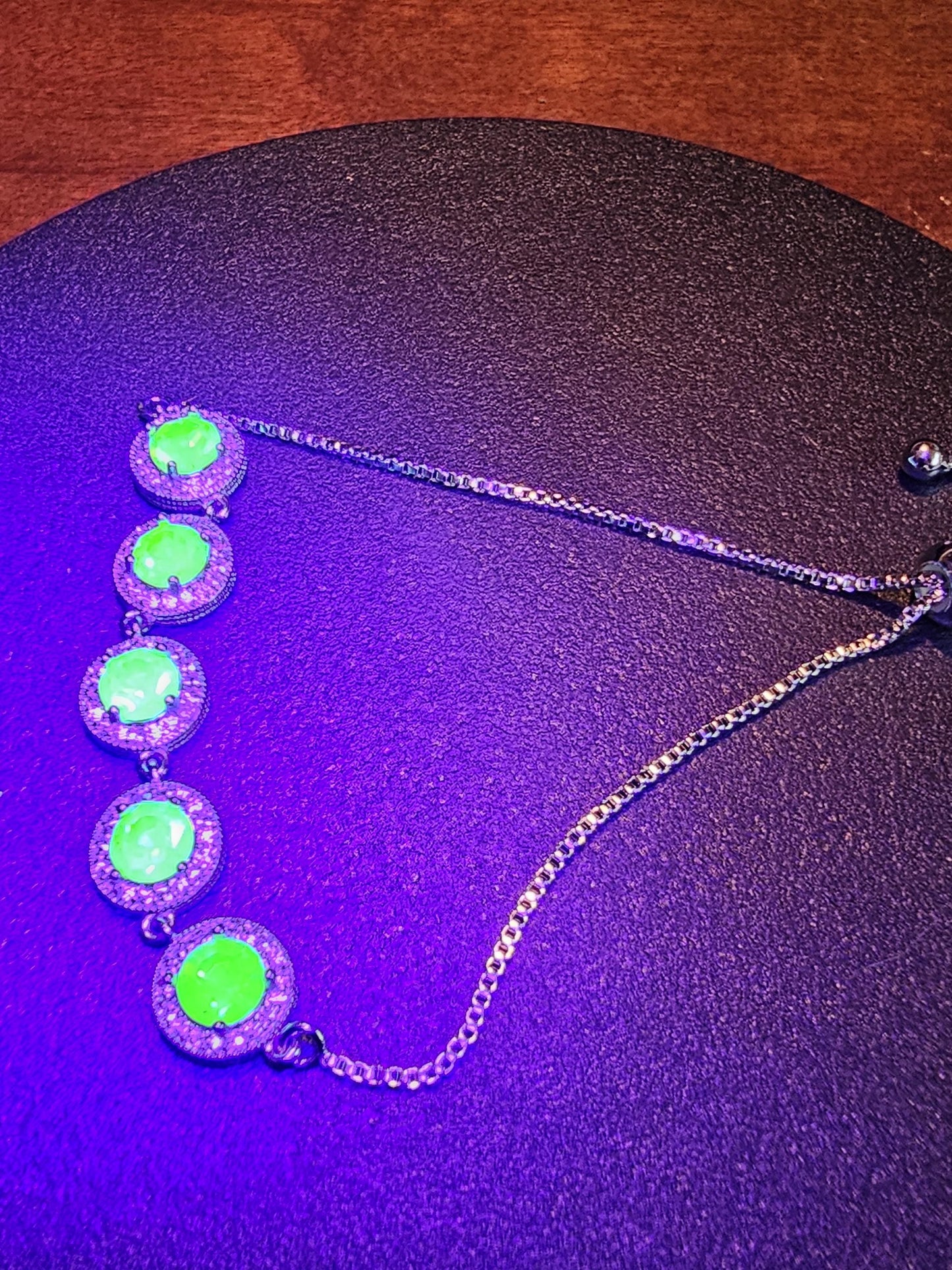 Bracelet en verre d'uranium neuf plaqué argent sterling avec cinq pierres rondes en verre d'uranium vintage de 6 mm qui brillent sous la lumière noire / UV.