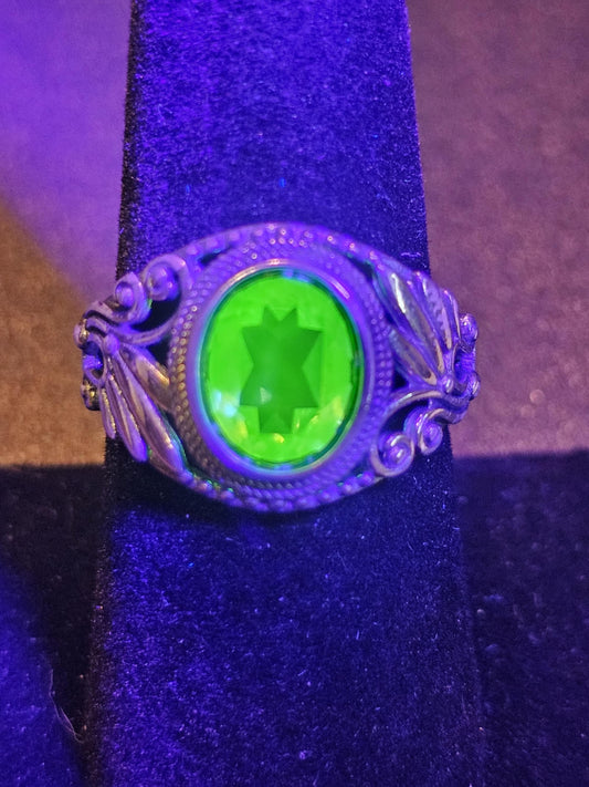 Bague réglable en verre d'uranium de style vintage en argent sterling avec pierre de verre d'uranium de taille ovale vintage qui brille sous la lumière noire / UV
