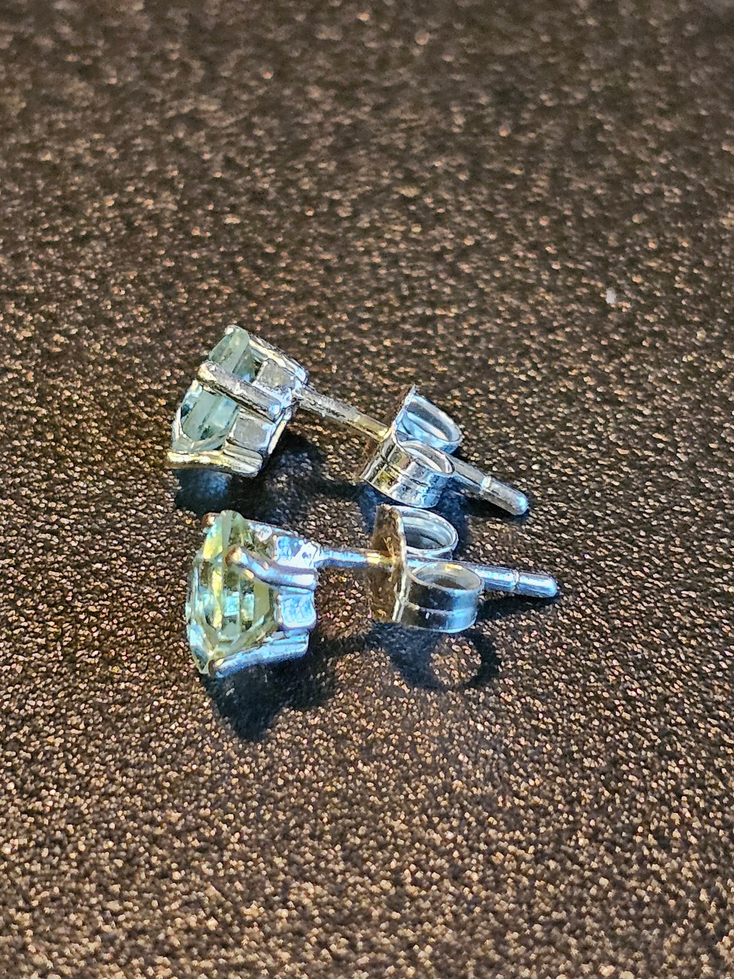 Boucles d'oreilles en verre d'uranium en argent sterling avec pierres de taille princesse en verre d'uranium recyclé vintage de 5 mm qui brillent sous la lumière noire/UV