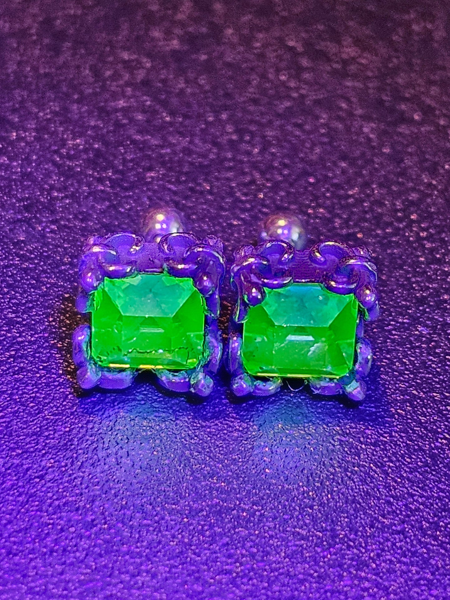 Boucles d'oreilles en verre d'uranium de style vintage en argent sterling neuf avec pierres en verre d'uranium taille princesse vintage, 6 mm brille sous la lumière noire/UV