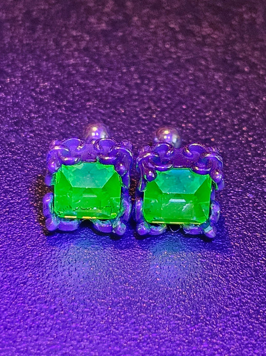Boucles d'oreilles en verre d'uranium de style vintage en argent sterling neuf avec pierres en verre d'uranium taille princesse vintage, 6 mm brille sous la lumière noire/UV