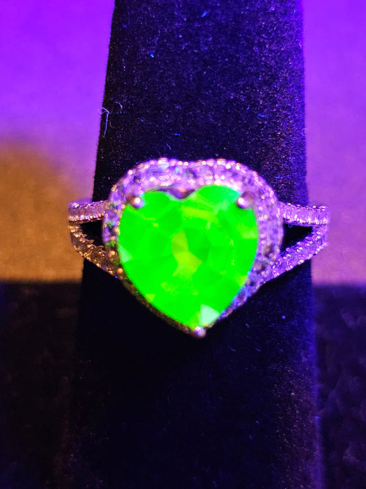 Bague en verre d'uranium taillée en forme de cœur, taille 6 à 8, en argent sterling neuf, avec une pierre en verre d'uranium vintage de 10 mm qui brille sous la lumière noire / UV