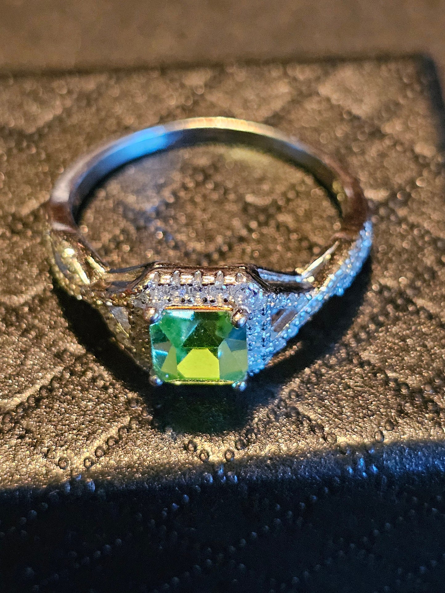 Bague en verre d'uranium taille princesse taille 9,5 en argent sterling neuf avec une pierre de verre d'uranium vintage qui brille sous la lumière noire / UV