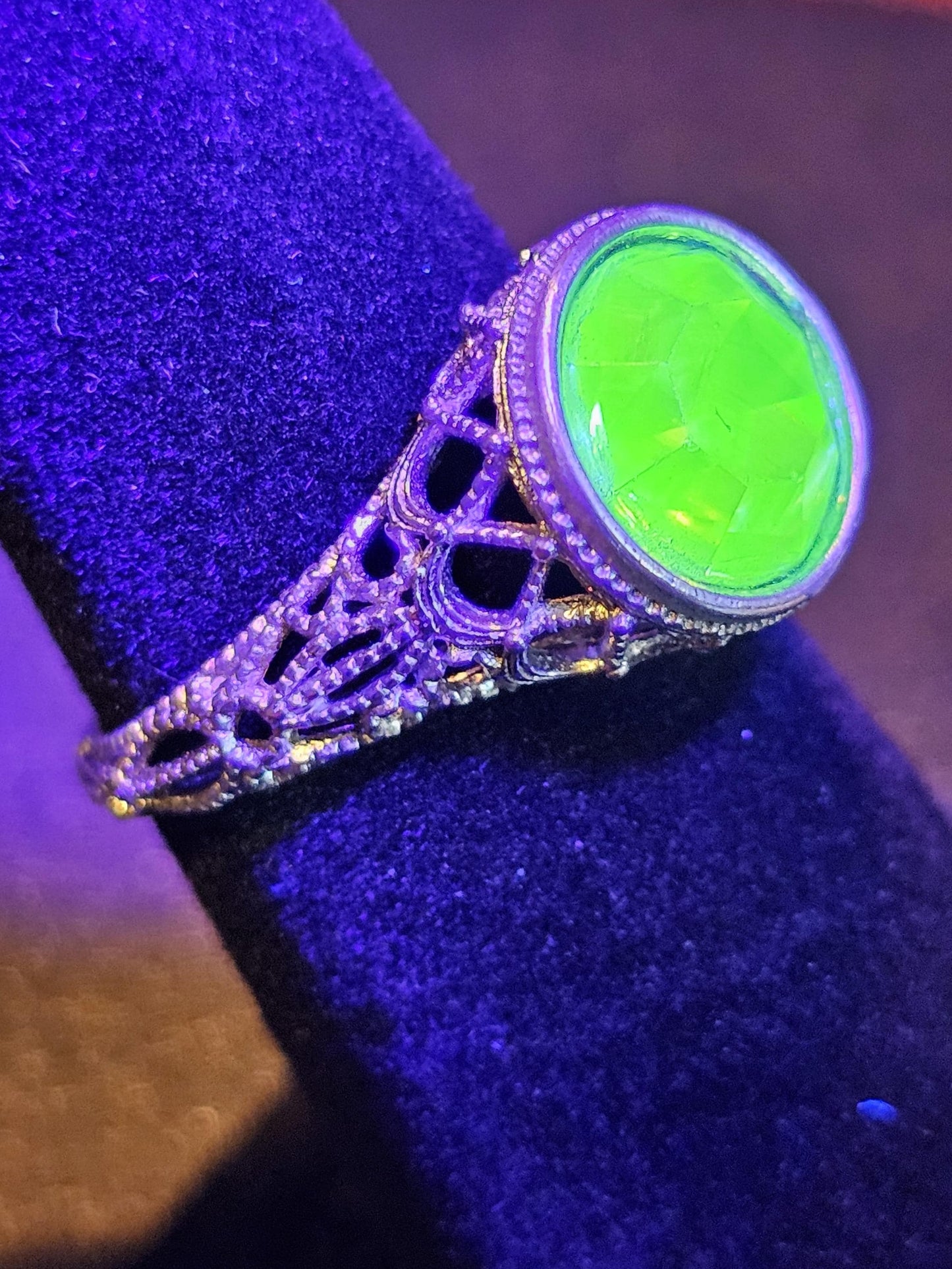 Bague en verre d'uranium taille ronde taille 6,5 style filigrane en argent sterling neuf avec pierre de verre d'uranium de 9 mm qui brille sous la lumière noire / UV