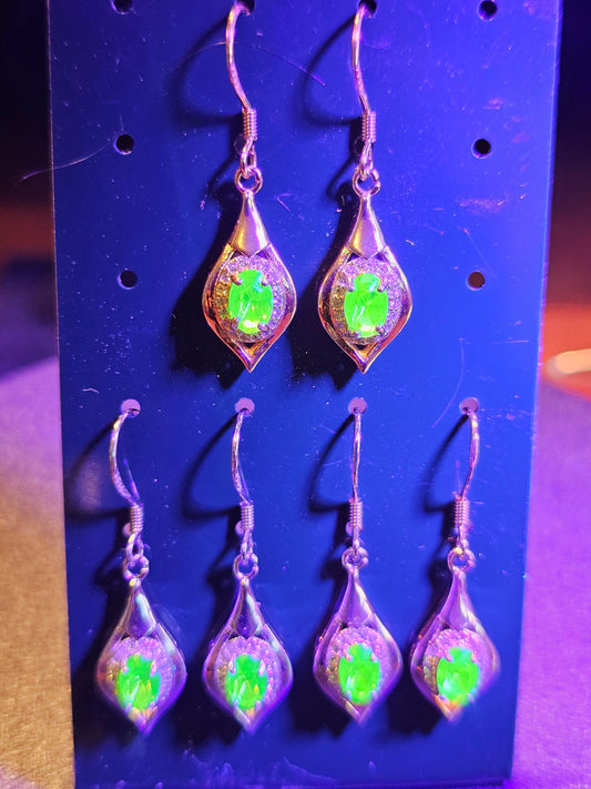 Boucles d'oreilles en verre d'uranium en argent sterling plaqué or blanc, jaune ou rose avec pierres en verre d'uranium vintage, brille sous la lumière noire/UV