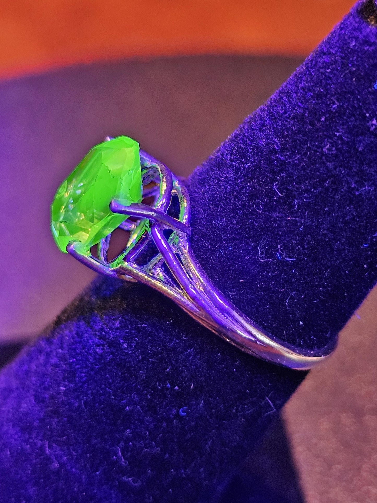 Bague en verre d'uranium taille ovale taille 5,5 à tige fendue en argent sterling neuf avec une pierre en verre d'uranium de 10 x 8 mm qui brille sous la lumière noire / UV