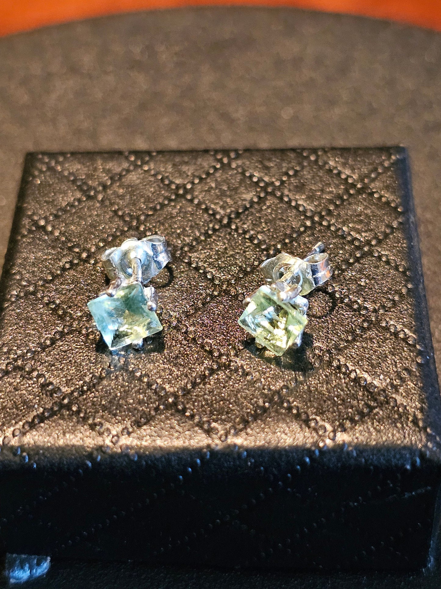 Boucles d'oreilles en verre d'uranium en argent sterling avec pierres de taille princesse en verre d'uranium recyclé vintage de 5 mm qui brillent sous la lumière noire/UV