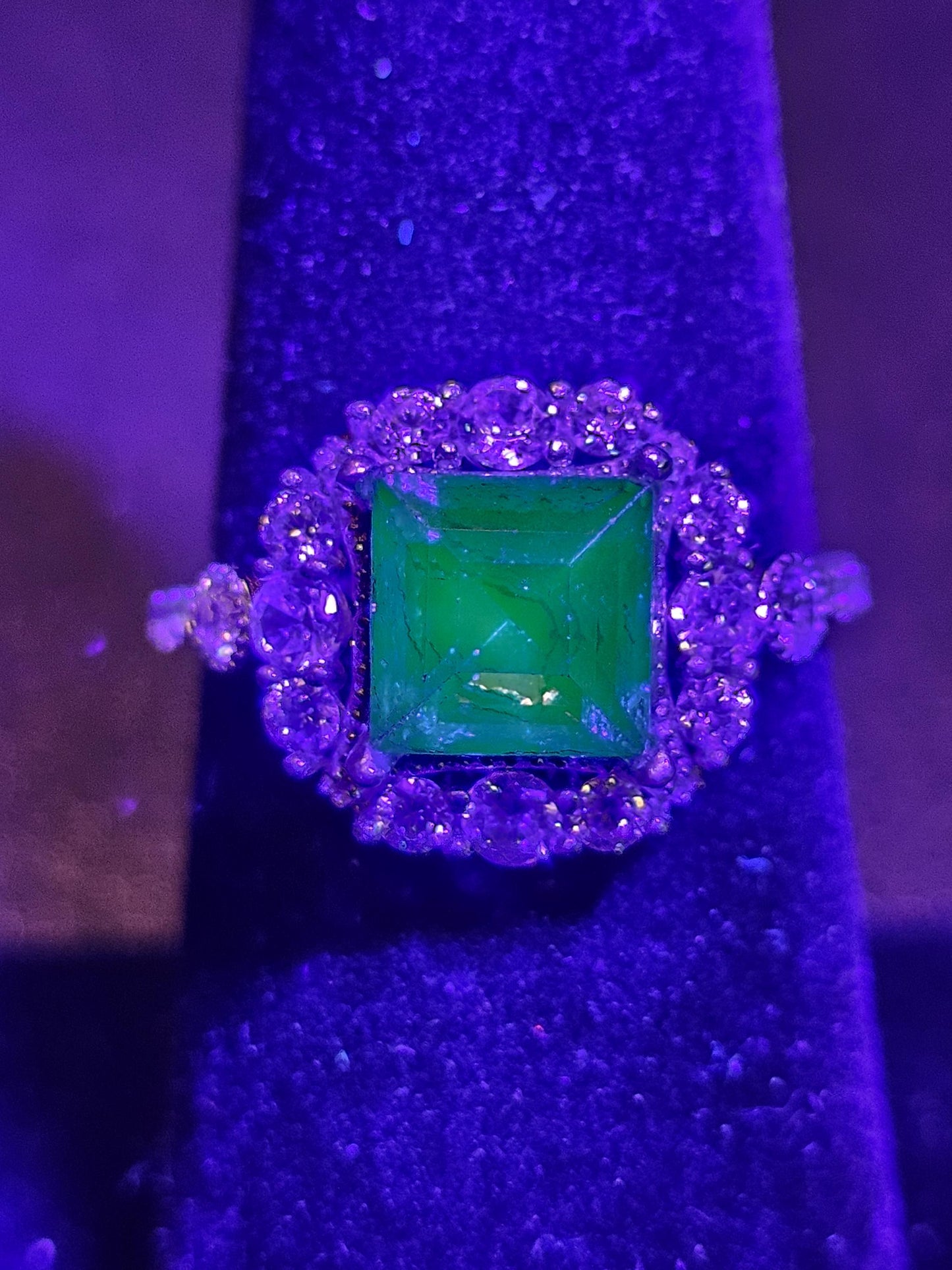 Bague en verre d'uranium taille princesse taille 6, 7, 8 en argent sterling de style halo avec une pierre de verre d'uranium bleu rare qui brille sous la lumière noire / UV