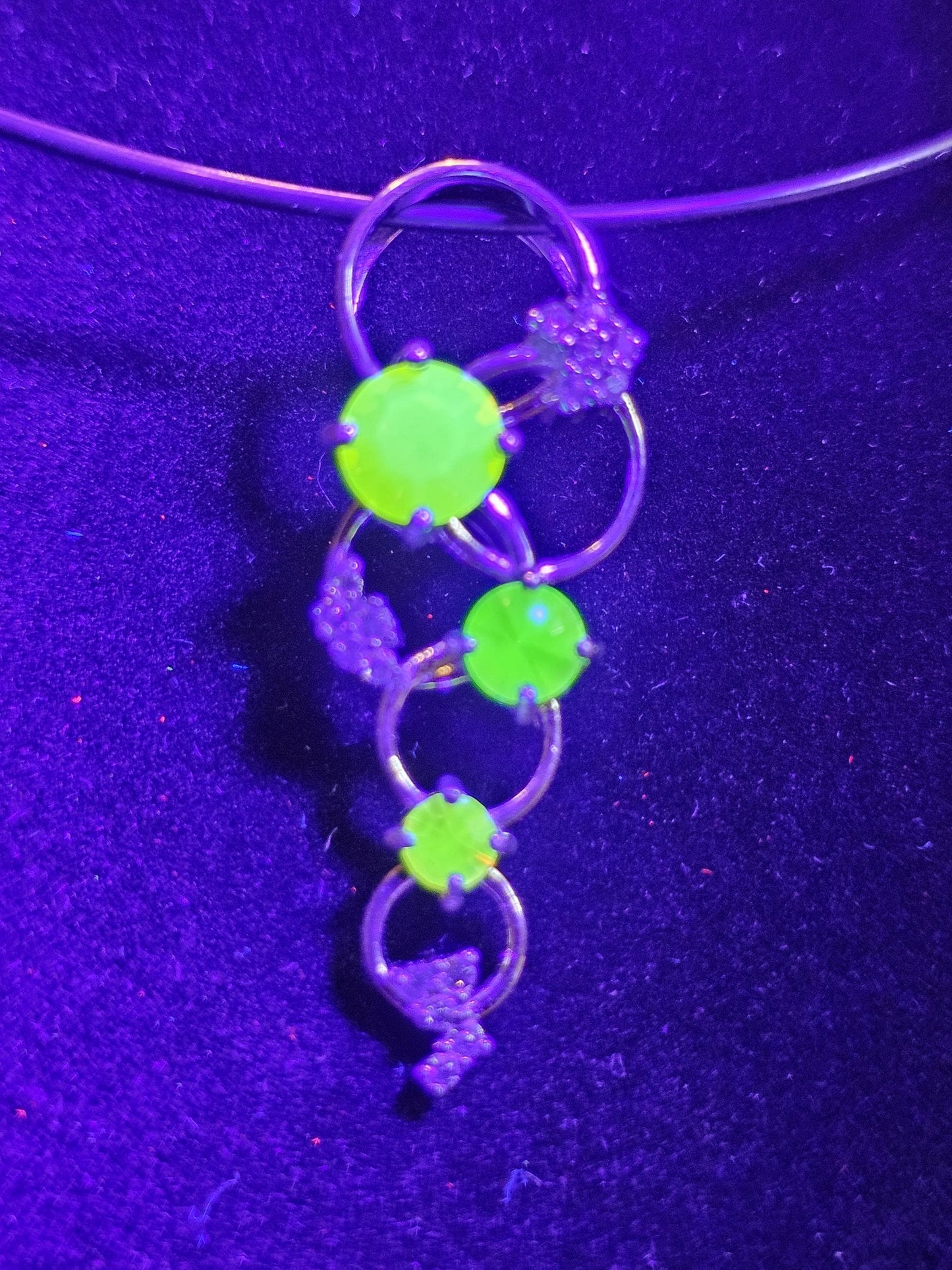 Pendentif en verre d'uranium dans un nouveau design de cercle en argent sterling avec plusieurs pierres de verre d'uranium vintage qui brillent sous la lumière noire / UV