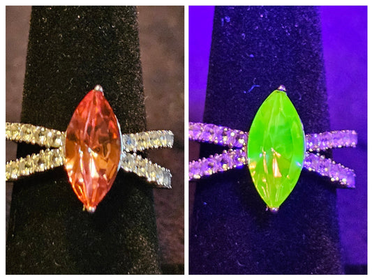 Bague en verre d'uranium taille marquise, taille 6,5 ou 7,5, en argent sterling avec pierre de verre d'uranium rose vintage rare qui brille sous la lumière noire / UV
