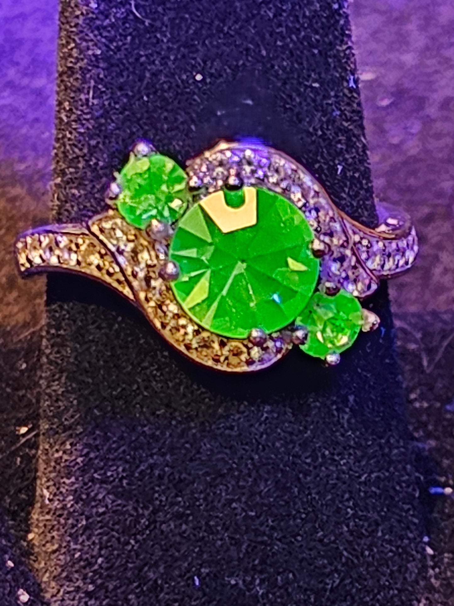 Uranium Glass Round cut three stone ring size 7 Sterling Silver with vintage round cut Uranium glass stones that glows under black/UV light