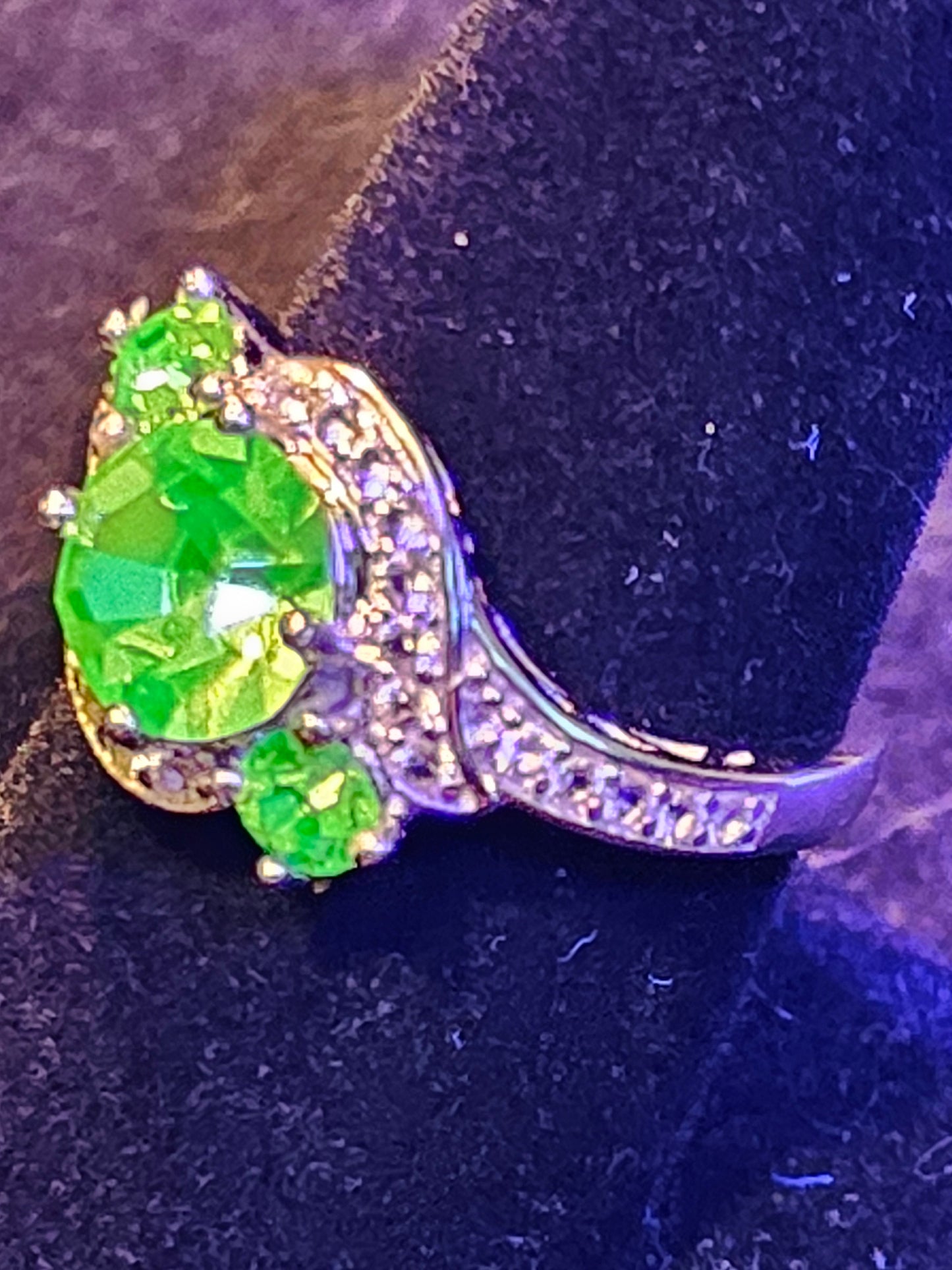 Uranium Glass Round cut three stone ring size 7 Sterling Silver with vintage round cut Uranium glass stones that glows under black/UV light