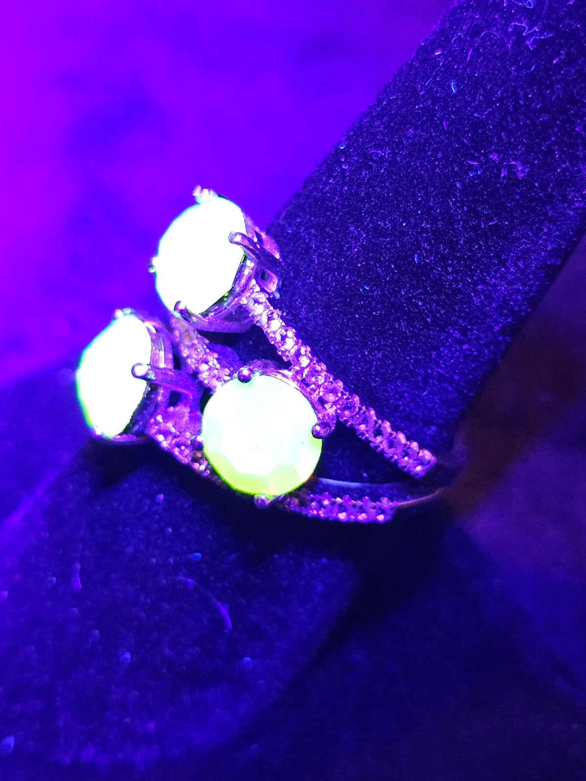 Uranium Glass Round cut Ring size 7 new Sterling Silver with 3 vintage Yellow Uranium glass stones that glows under black/UV light