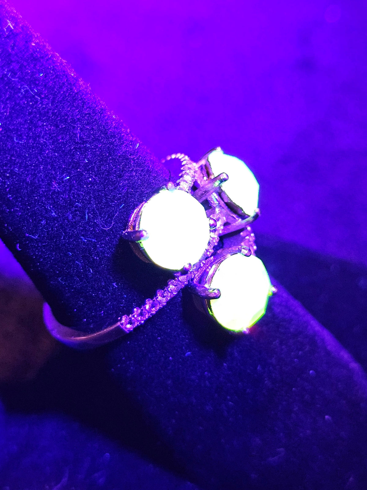 Uranium Glass Round cut Ring size 7 new Sterling Silver with 3 vintage Yellow Uranium glass stones that glows under black/UV light