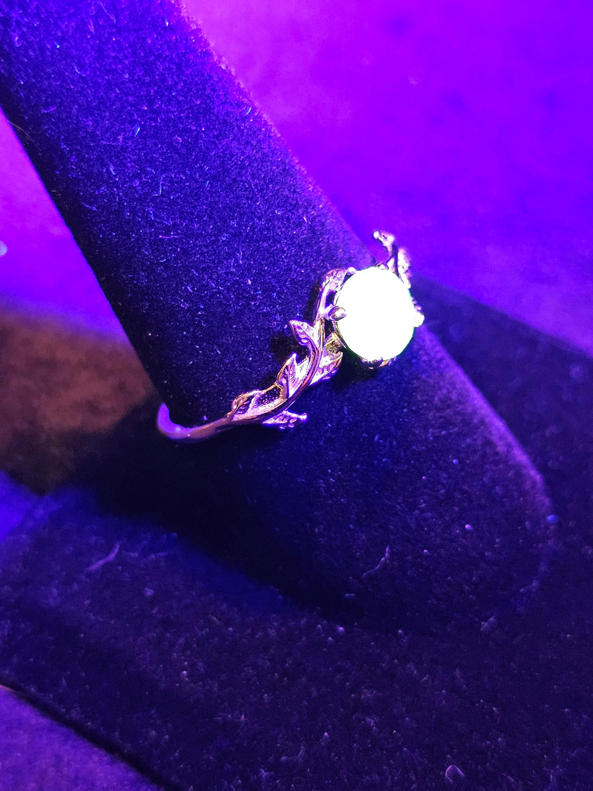 Uranium Glass Round cut Ring READ DESCRIPTION new Silver Plated with vintage Rare pink Uranium glass stone that glows under black / UV light