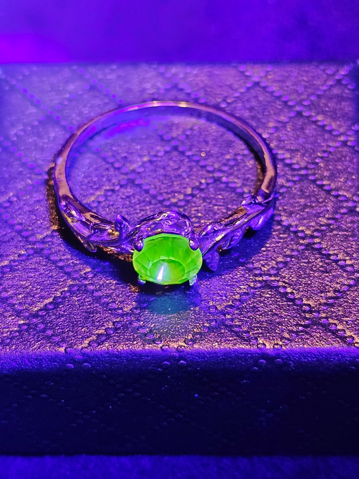 Uranium Glass Round cut Ring READ DESCRIPTION new Silver Plated with vintage Rare pink Uranium glass stone that glows under black / UV light