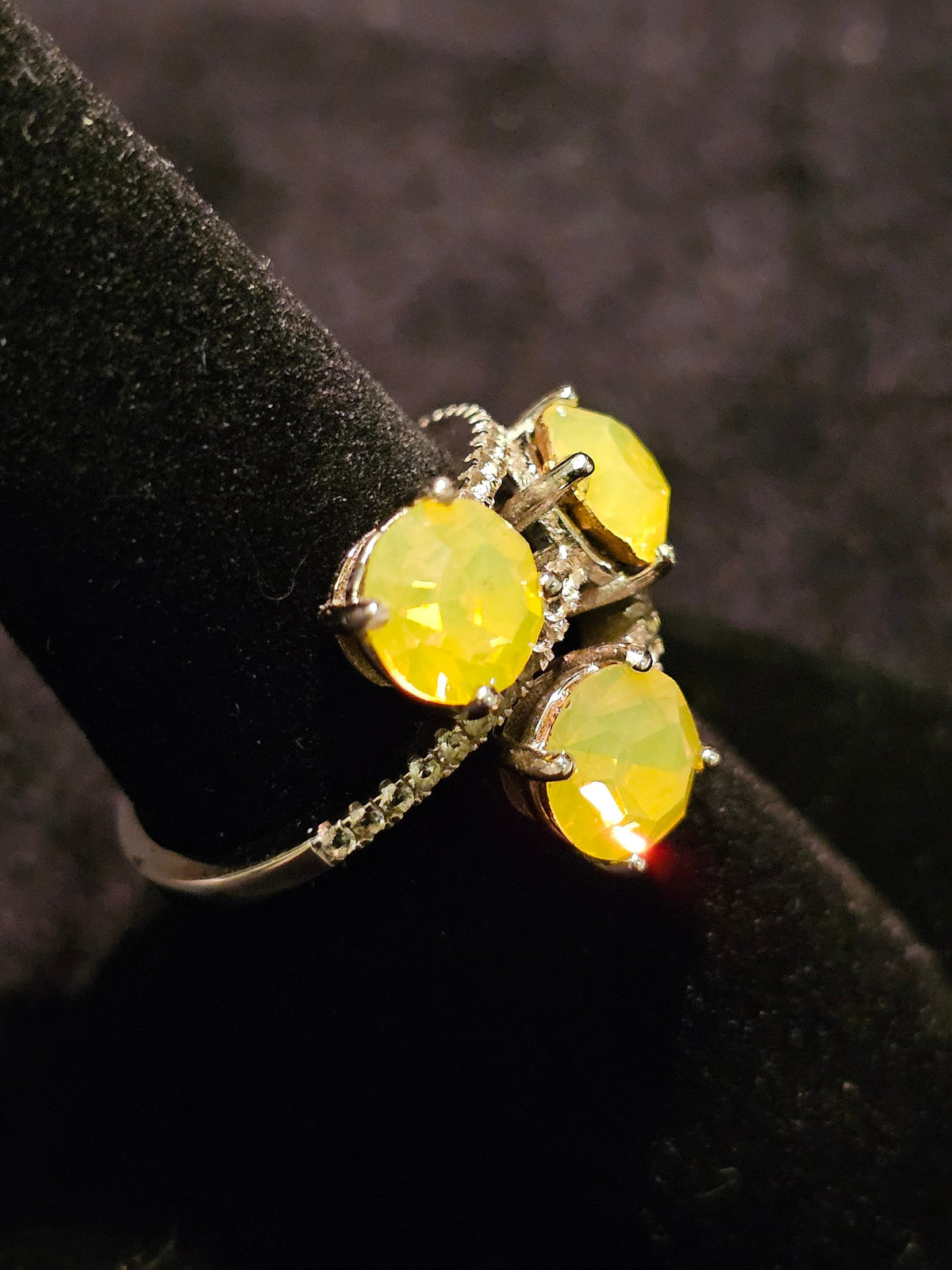 Uranium Glass Round cut Ring size 7 new Sterling Silver with 3 vintage Yellow Uranium glass stones that glows under black/UV light
