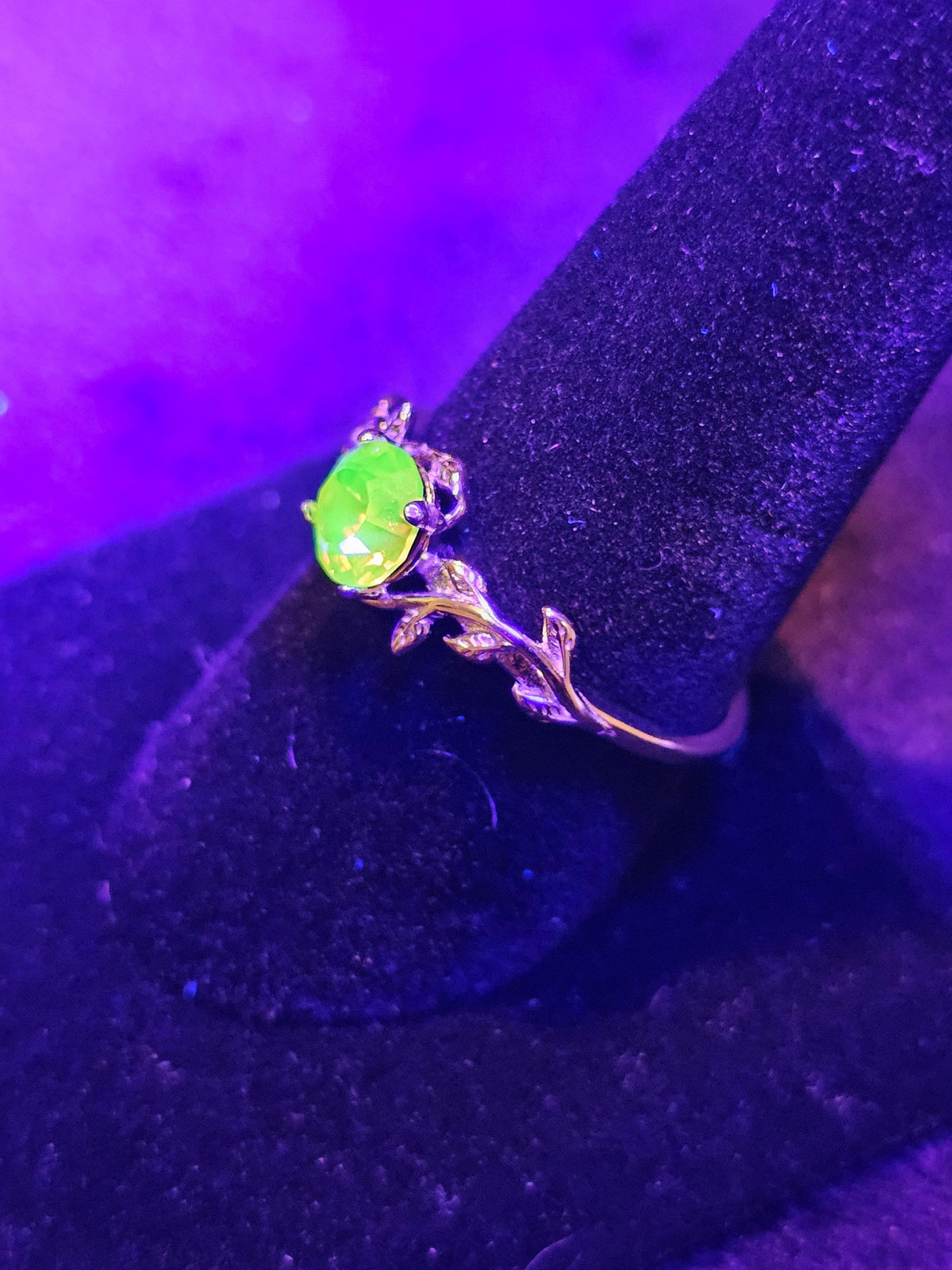 Uranium Glass Round cut Ring READ DESCRIPTION new Silver Plated with vintage Rare pink Uranium glass stone that glows under black / UV light