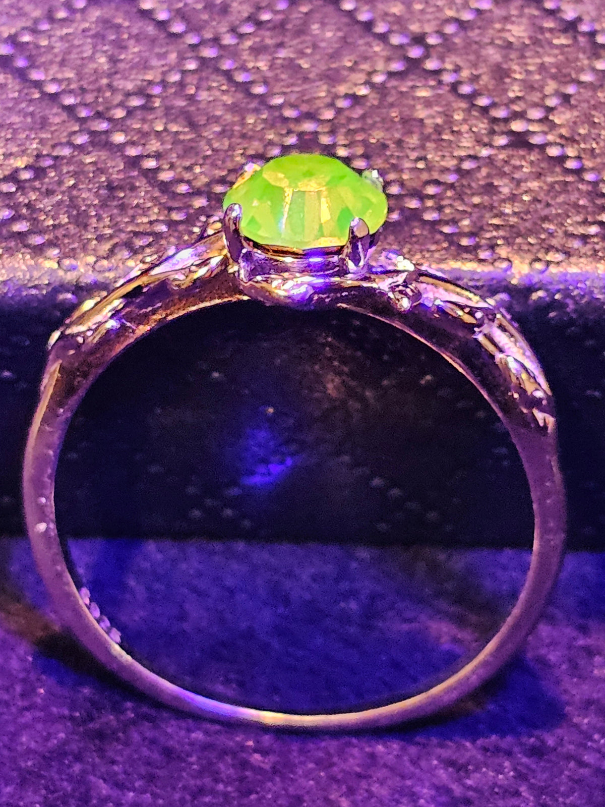 Uranium Glass Round cut Ring READ DESCRIPTION new Silver Plated with vintage Rare pink Uranium glass stone that glows under black / UV light