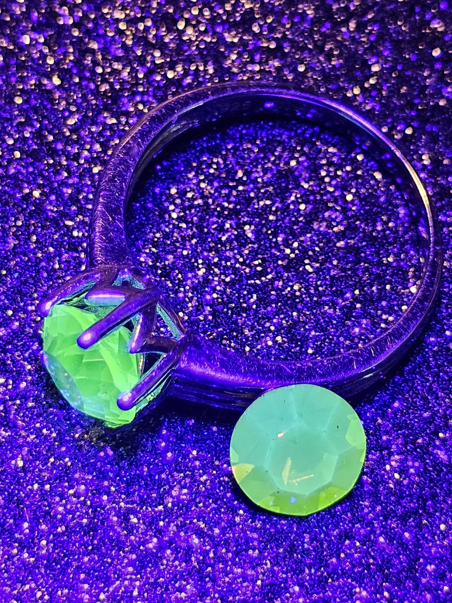 Uranium Glass Round cut Ring new Sterling Silver size 9.5 READ DESCRIPTION with vintage Uranium glass stone that glows under black / UV ligh