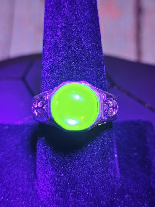 Uranium Glass Ring READ DESCRIPTION Sterling Silver with vintage Cabochon cut Round top Uranium glass stone that glows under black/UV light