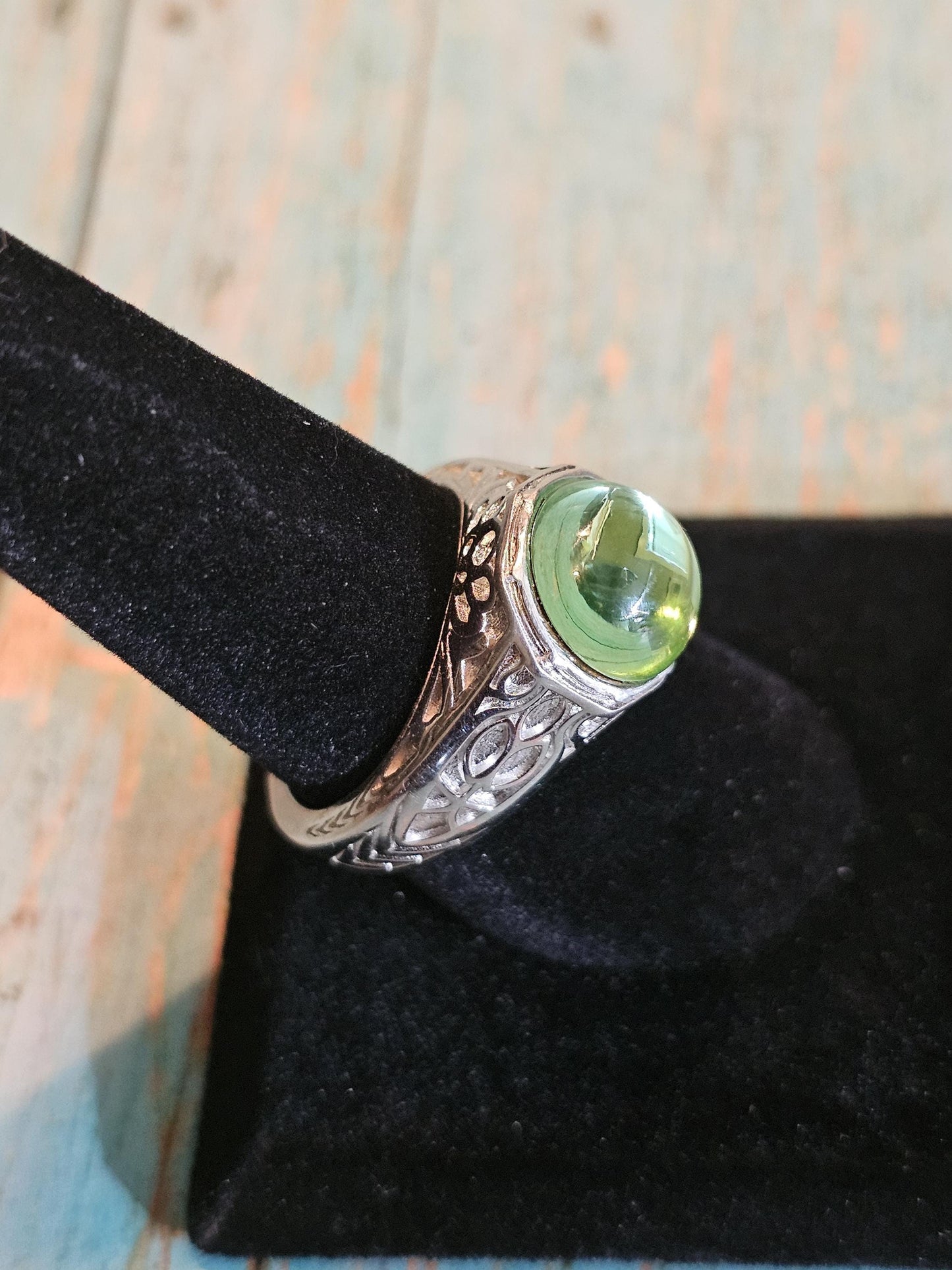 Uranium Glass Ring READ DESCRIPTION Sterling Silver with vintage Cabochon cut Round top Uranium glass stone that glows under black/UV light