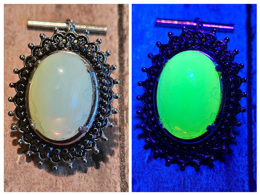 Uranium Glass Tie Tack vintage 1970s with a vintage 18x13 mm Oval cut Uranium Glass stone that glows under black / UV light