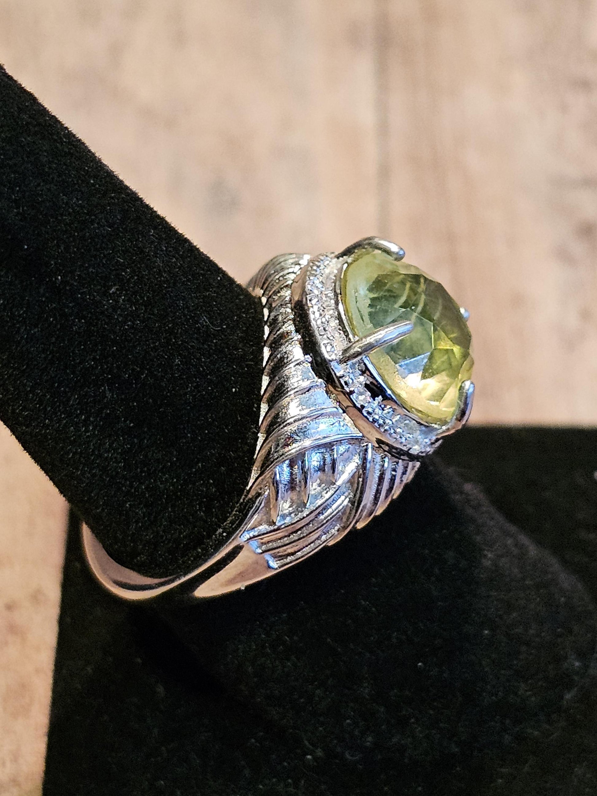 Uranium Glass Round cut Ring size 8.5 New Vintage style Sterling Silver with a vintage Uranium glass stone that glows under black/UV light